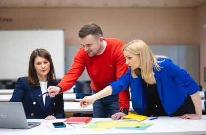 Poradniki - dzielimy się wiedzą | Uniwersytet WSB Merito: Troje ludzi wskazujących na ekran laptopa