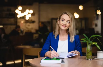 Poradniki - dzielimy się wiedzą | Uniwersytet WSB Merito: Kobieta notująca w zeszycie