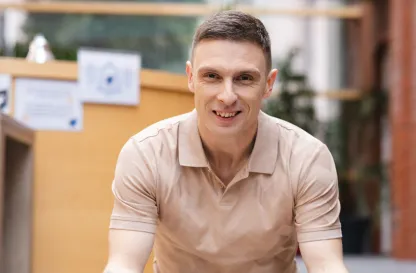 Blog "Okiem Praktyków" | Uniwersytet WSB Merito: Mężczyzna czytający gazetę siedząc