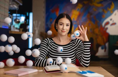 Blog "Okiem Praktyków" | Uniwersytet WSB Merito: Dziewczyna z piłeczkami z logo Merito