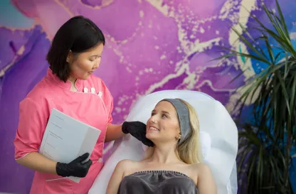 Blog "Okiem Praktyków" | Uniwersytet WSB Merito: Dziewczyna na wizycie u kosmetyczki