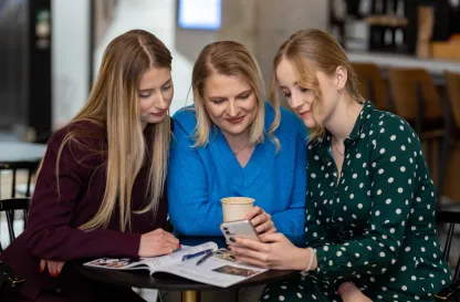 Poradniki - dzielimy się wiedzą | Uniwersytet WSB Merito: Trzy kobiety pracujące przy pappierach