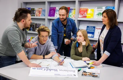 Blog "Okiem Praktyków" | Uniwersytet WSB Merito: Grupa ludzi pracująca przy stole