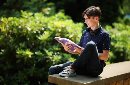 Poradniki - dzielimy się wiedzą | Uniwersytet WSB Merito: Chłopak czytający w parku