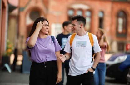 Poradniki - dzielimy się wiedzą | Uniwersytet WSB Merito: Dwie młode osoby spacerujące na świeżym powietrzu