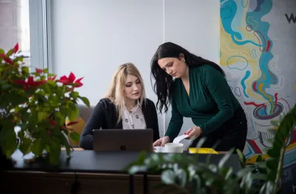 Poradniki - dzielimy się wiedzą | Uniwersytet WSB Merito: Dwie kobiety, jedna nachylająca się nad drugą