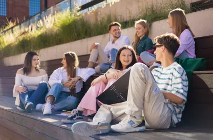 Poradniki - dzielimy się wiedzą | Uniwersytet WSB Merito: Grupa młodych ludzi spędzająca czas na dworze