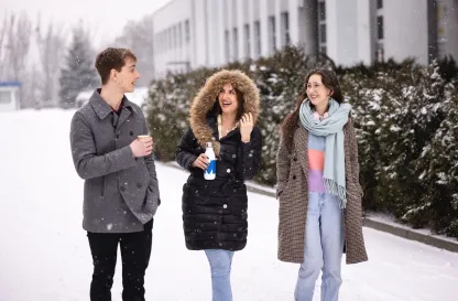 Blog "Okiem Praktyków" | Uniwersytet WSB Merito: grupa znajomych zimą