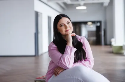 Blog "Okiem Praktyków" | Uniwersytet WSB Merito: Uśmiechnięta dziewczyna patrząca w obiektyw