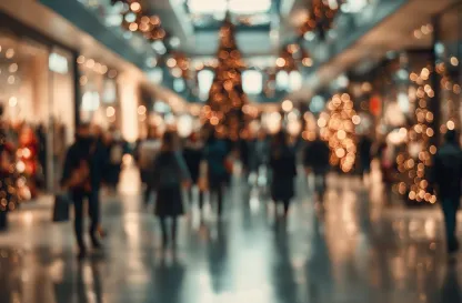 Blog "Okiem Praktyków" | Uniwersytet WSB Merito: Ludzie w supermarkecie udekorowanym bożonarodzeniowo