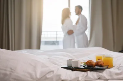 Blog "Okiem Praktyków" | Uniwersytet WSB Merito: Para w hotelowym pokoju