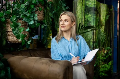 Blog "Okiem Praktyków" | Uniwersytet WSB Merito: Dziewczyna siedząca na kanapie