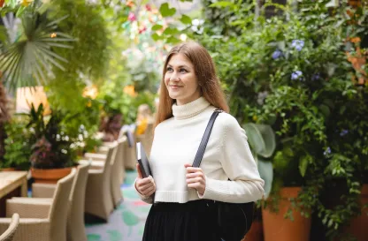 Blog "Okiem Praktyków" | Uniwersytet WSB Merito: Uśmiechnięta blondynka w jasnym sweterku