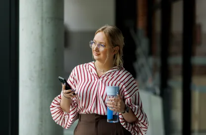 Blog "Okiem Praktyków" | Uniwersytet WSB Merito: Kobieta patrząca się przez okno