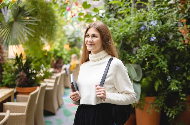 Blog "Okiem Praktyków" | Uniwersytet WSB Merito: Uśmiechnięta blondynka w jasnym sweterku