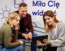 Filozofia zero waste-kluczowa zasada 5R | Blog "okiem praktyków" | Uniwersytet WSB Merito: Troje młodych ludzi wpatrujących się w tableta