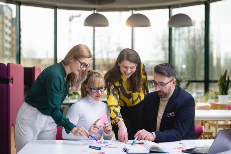 Wyniki wyszukiwania | Uniwersytet WSB Merito: Grupa osób pracujących wspólnie