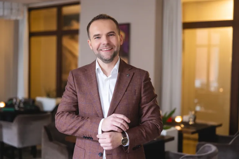 Oferty pracy na uniwersytecie | Uniwersytet WSB Merito: Mężczyzna patrzący w obiektyw