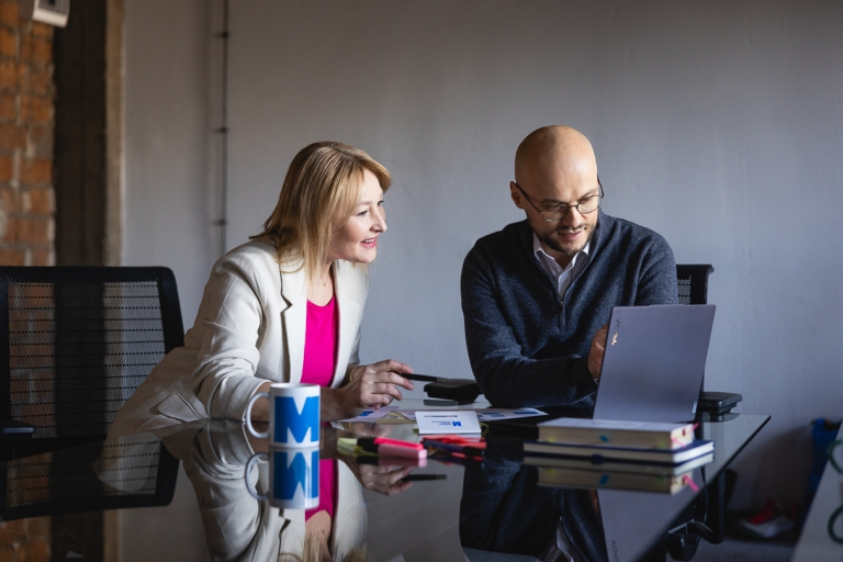 Centrum Badań i Komercjalizacji | Uniwersytet WSB Merito: Dwie osoby pracujące wspólnie przy komputerze