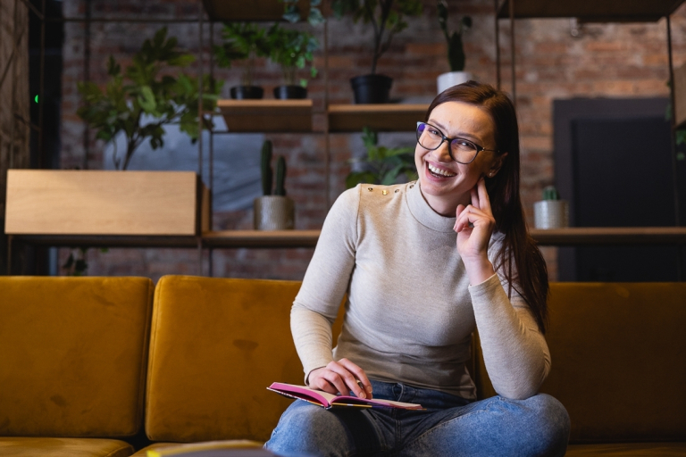 Centrum Badań i Komercjalizacji | Uniwersytet WSB Merito: Kobieta z notesem