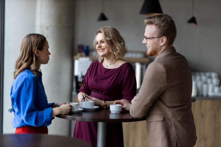 Pośrednictwo pracy | Uniwersytet WSB Merito: Grupa osób przy kawie