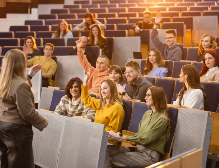 Dni otwarte | Uniwersytet WSB Merito: Sala wykładowa z aktywnie uczestniczącymi studentami