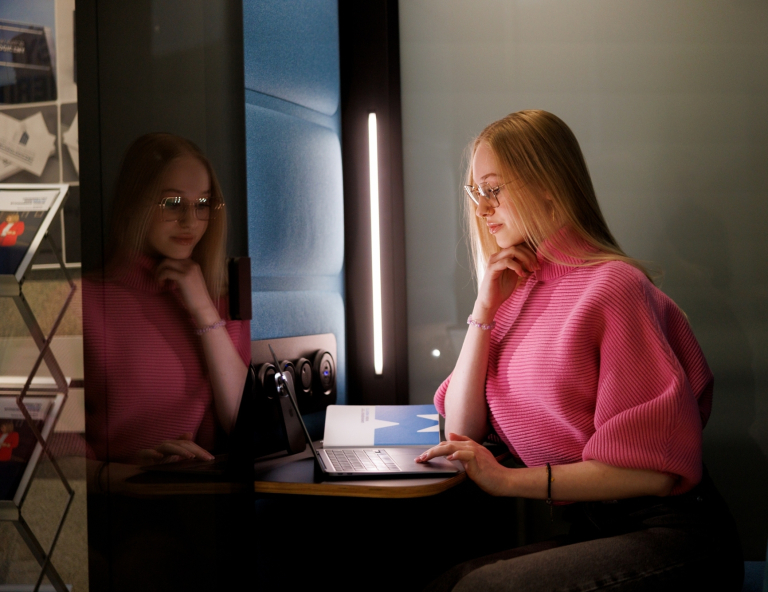 Gaming spotyka edukację - nasze uniwersytety partnerami Predator Games! | Uniwersytet WSB Merito: dziewczyna przy laptopie