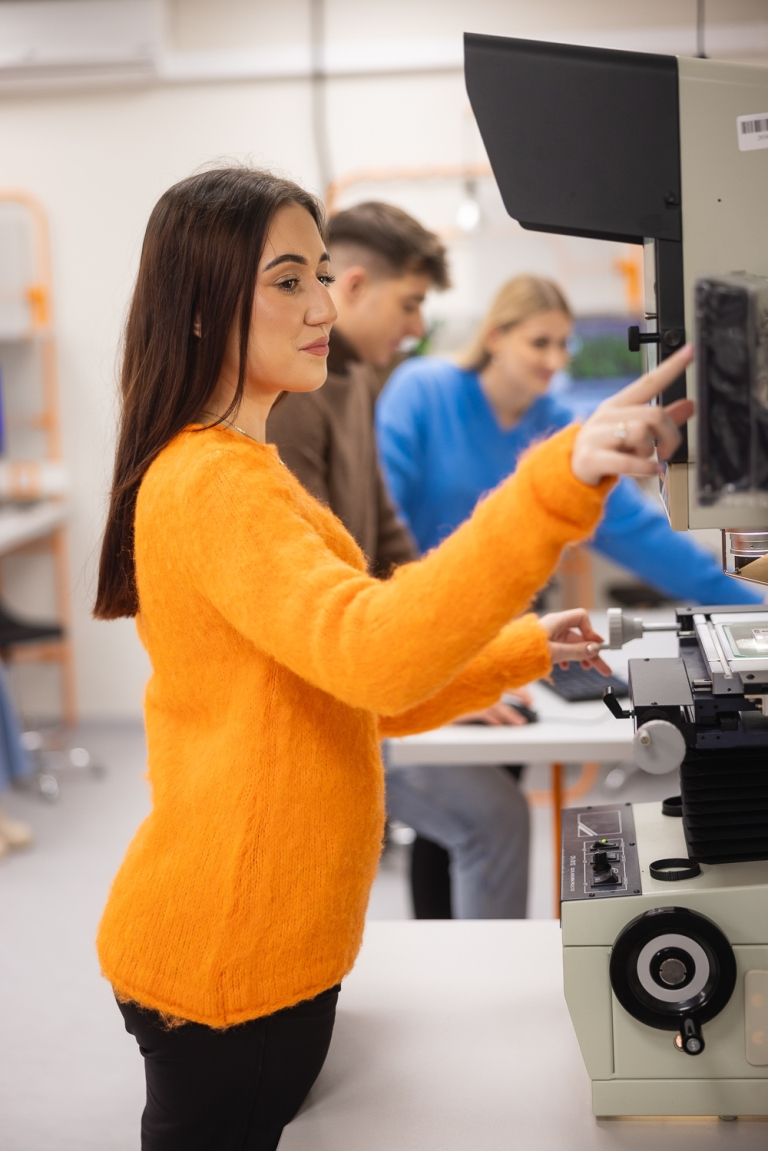 Matura i studia. Jak mądrze pomagać swojemu dziecku? | Uniwersytet WSB Merito: Dziewczyna na zajęciach w pracowni logistycznej