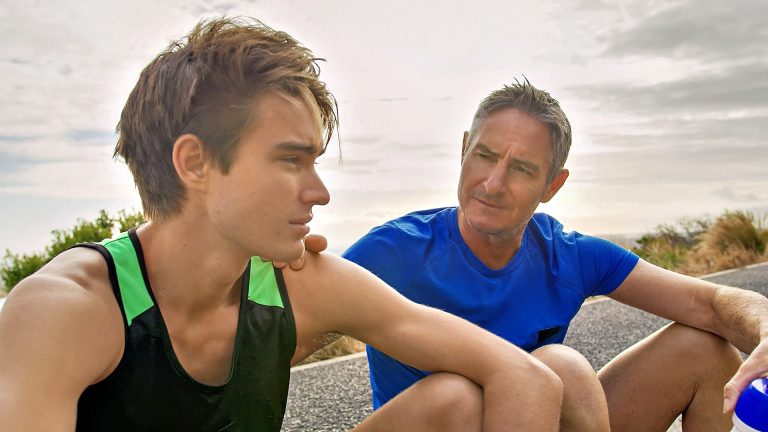 Matura i studia. Jak mądrze pomagać swojemu dziecku? | Uniwersytet WSB Merito: Ojciec z synem rozmawiają o przyszłości