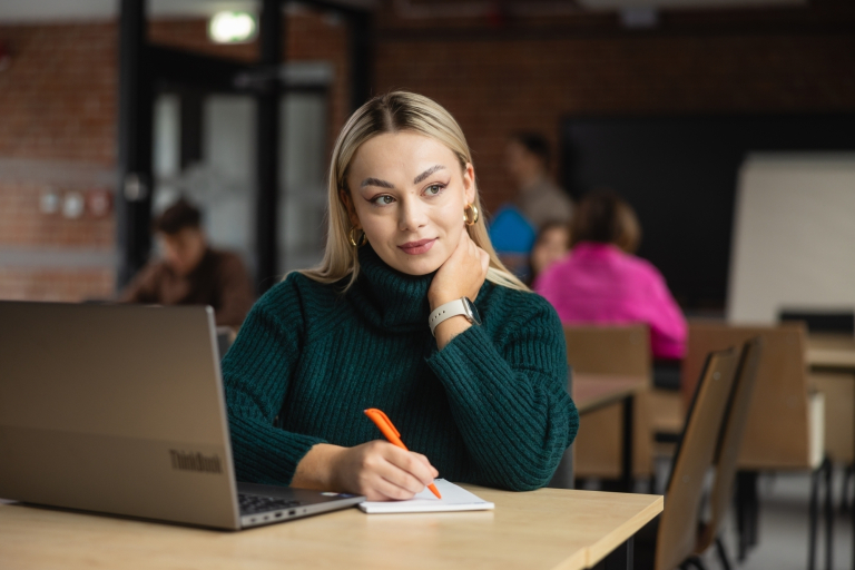 Studia podyplomowe | Uniwersytet WSB Merito: Kobieta patrząca się przez okno
