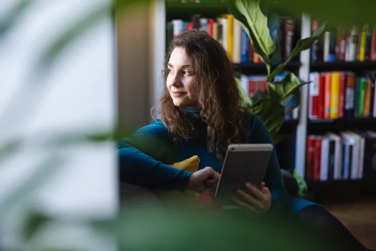 Wyniki wyszukiwania | Uniwersytet WSB Merito: Dziewczyna z książką zapatrzona w okno