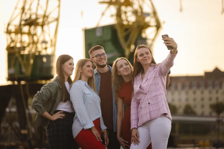 Studia dla Ukraińców w Polsce – wizy dla studentów, legalizacja pobytu dla obywateli Ukrainy | Uniwersytet WSB Merito: Grupa młodych ludzi robiąca selfie na świeżym powietrzu