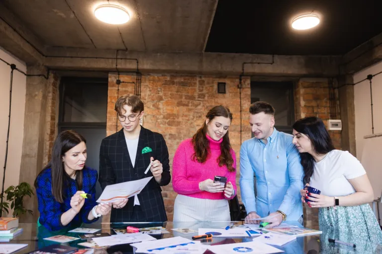 Czym zaskoczyć w marketingu? | Blog "okiem praktyków" | Uniwersytet WSB Merito: Grupa ludzi pracująca przy projekcie