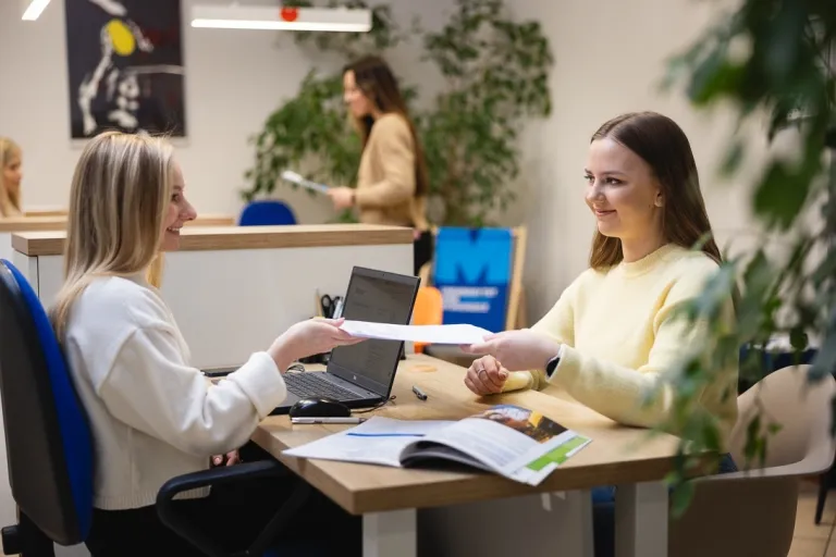 Rynek pracy w branży inżynierii produkcji | Uniwersytet WSB Merito: Dwie kobiety siedzące przy biurku