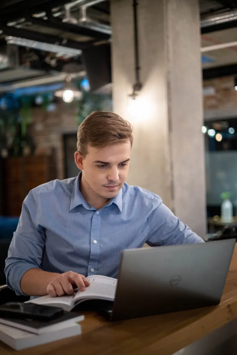 Wyniki wyszukiwania | Uniwersytet WSB Merito: Mężczyzna pracujący przy komputerze