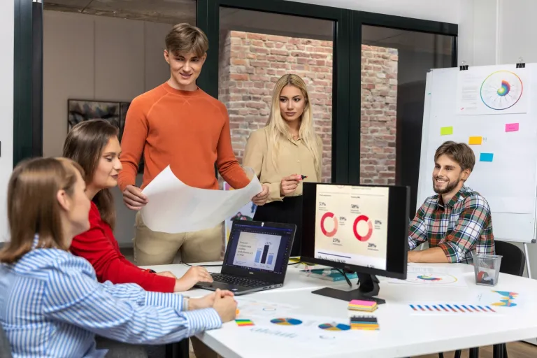 Strategia – nadużywane słowo w marketingu | Blog "okiem praktyków" | Uniwersytet WSB Merito: Grupa ludzi dyskutująca nad projektem