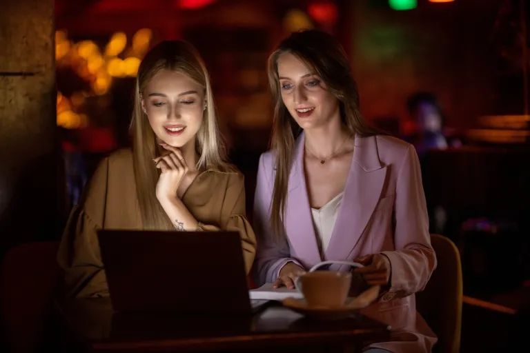 OSINT – kluczowe narzędzie w rękach marketerów | Blog "okiem praktyków" | Uniwersytet WSB Merito: Dwie kobiety przy komputerze