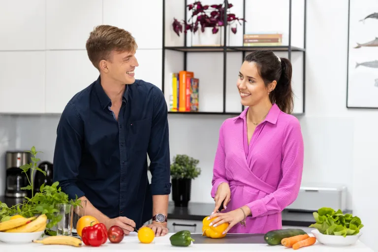 5 mitów o odchudzaniu, w które nie warto wierzyć | Blog "okiem praktyków" | Uniwersytet WSB Merito: Dwie osoby rozmawiające przy stole z warzywami