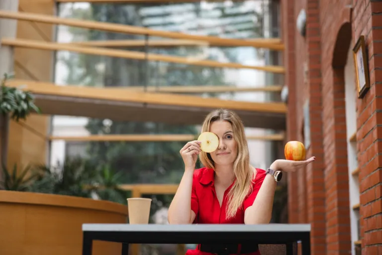 Ile trwa i jak wygląda matura z matematyki? | Uniwersytet WSB Merito: Dziewczyna pozująca z owocami