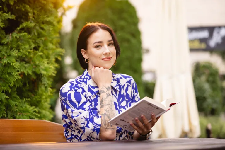 Studia dla przedsiębiorców. Jakie studia przygotują do prowadzenia własnej firmy? | Uniwersytet WSB Merito: Kobieta czytająca książkę