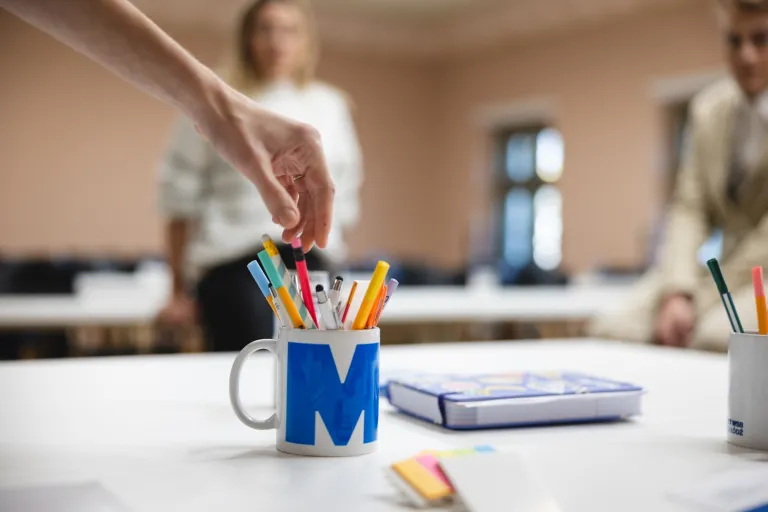 Jak panować nad stresem ucząc się do matury? | Uniwersytet WSB Merito: Kubek z długopisami