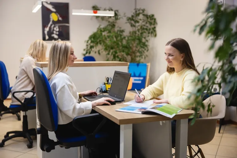 Jak zdobyć doświadczenie zawodowe i wzbogacić CV studenta? | Uniwersytet WSB Merito: Dwie osoby siedzące przy biurku