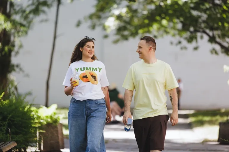 Trudne pytania na rozmowie kwalifikacyjnej | Uniwersytet WSB Merito: Dwie spacerujące osoby