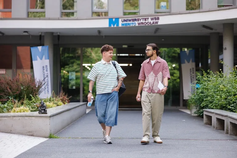 Czy studia wliczają się do emerytury (lat pracy)? | Uniwersytet WSB Merito: Idący mężczyźni