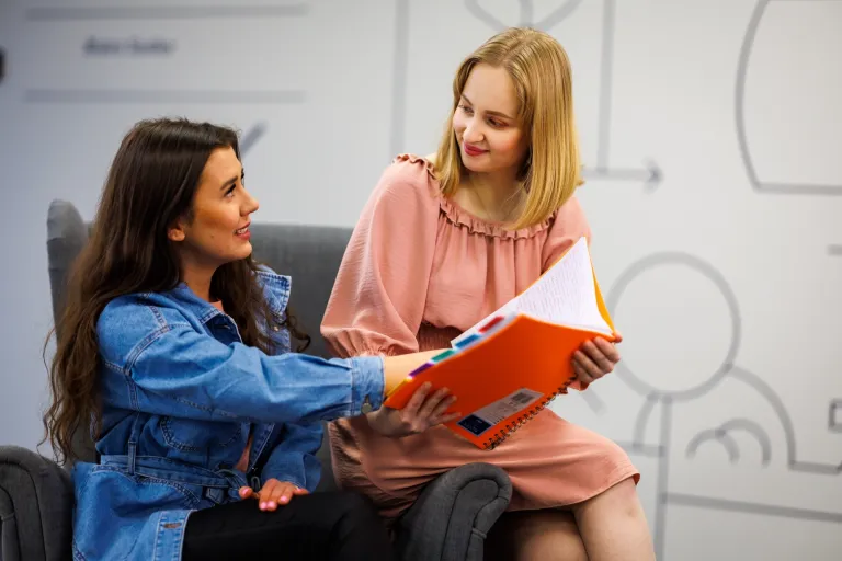 Praca w urzędzie. Jakie studia wybrać? | Uniwersytet WSB Merito: Dwie współpracujące kobiety