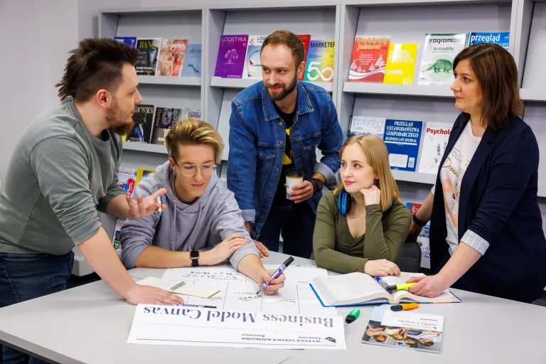 Marketing B2C i B2B – jakie są różnice? | Blog "okiem praktyków" | Uniwersytet WSB Merito: Grupa ludzi pracująca przy stole