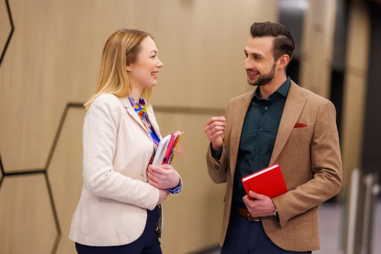 Matura z matematyki? Oto najlepsze sposoby na stres, które pomogą Ci ją zdać! | Uniwersytet WSB Merito: Dwie osoby rozmawiające na korytarzu