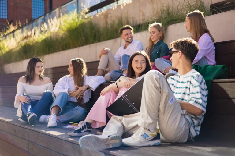Efektywna nauka online – top 5 porad jak się skupić podczas nauki w domu | Uniwersytet WSB Merito: Grupa młodych ludzi spędzająca czas na dworze