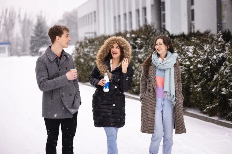 Nie mów drugiemu, co Tobie niemiłe - o trudnych pytaniach przy stole i jak sobie z nimi radzić | Blog "okiem praktyków" | Uniwersytet WSB Merito: grupa znajomych zimą