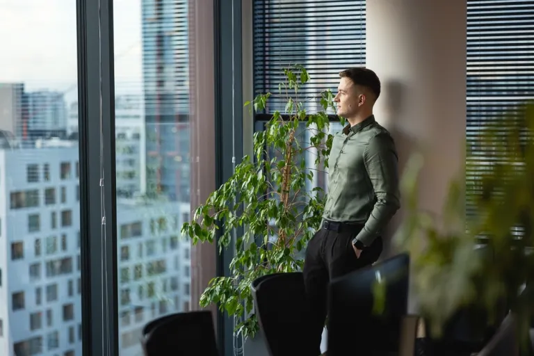 Czas ucieka szybciej, niż myślisz – ile go masz naprawdę? | Blog "okiem praktyków" | Uniwersytet WSB Merito: Mężczyzna wpatrzony w okno